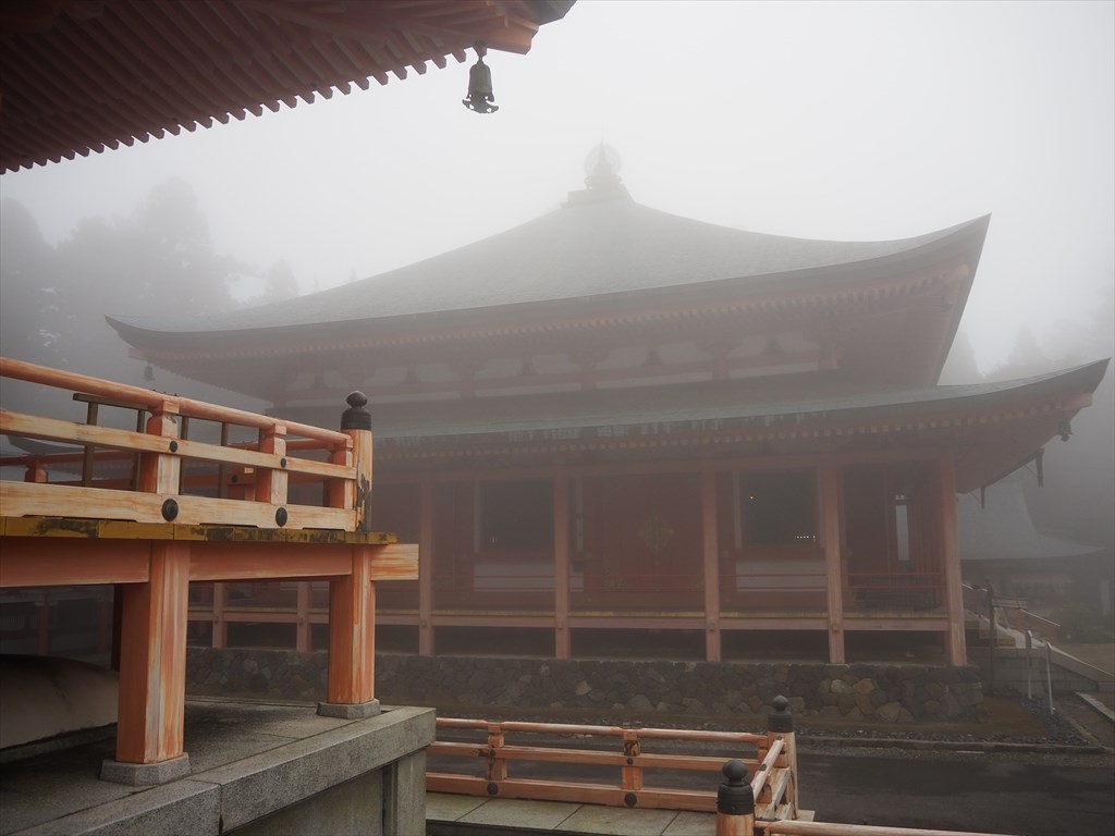 霧に包まれた延暦寺