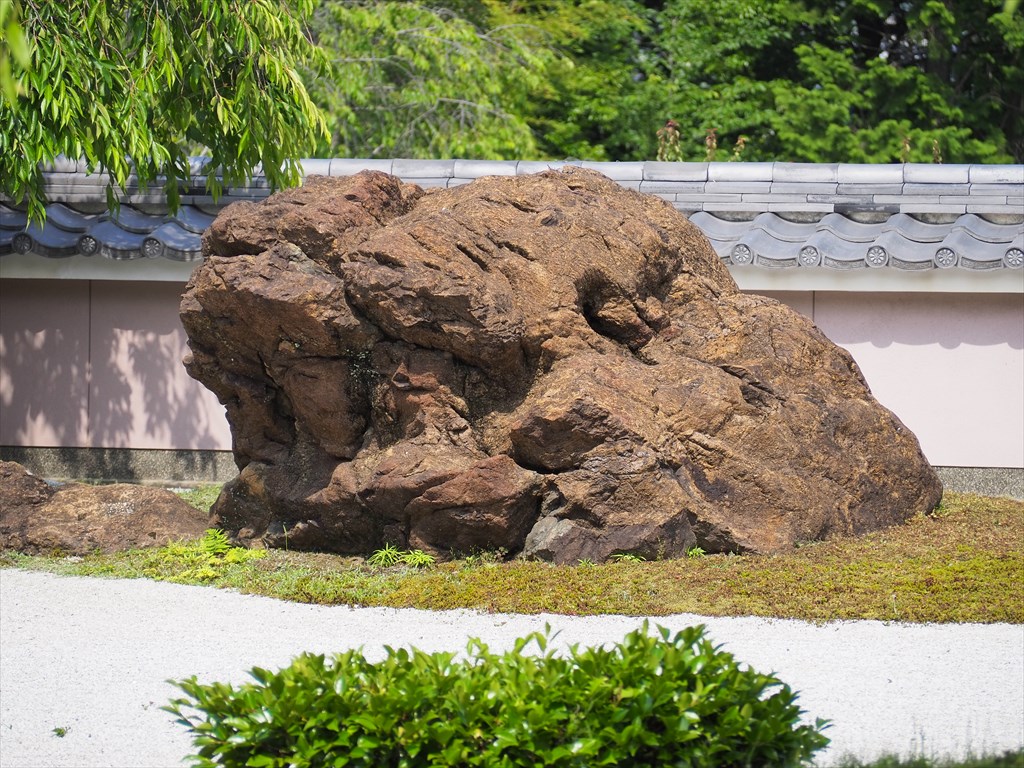 動物に見立てたユニークな庭石、大原野にある「石の寺」正法寺