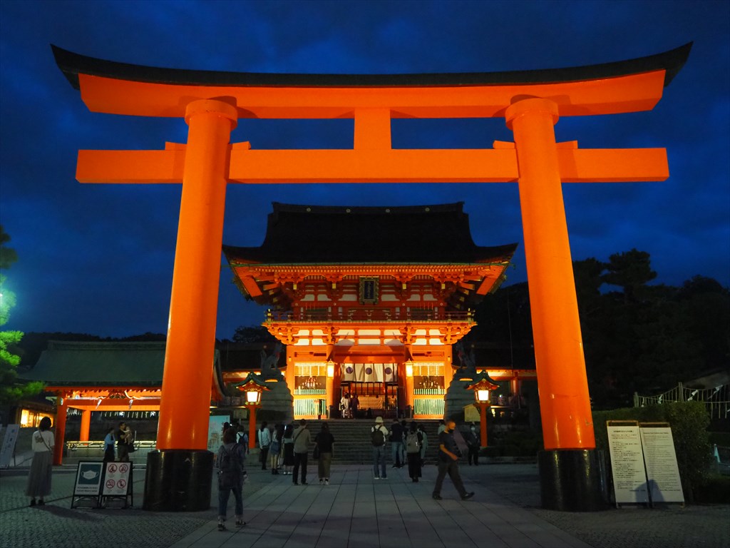伏見稲荷大社 千本鳥居のライトアップ | 京都旅屋