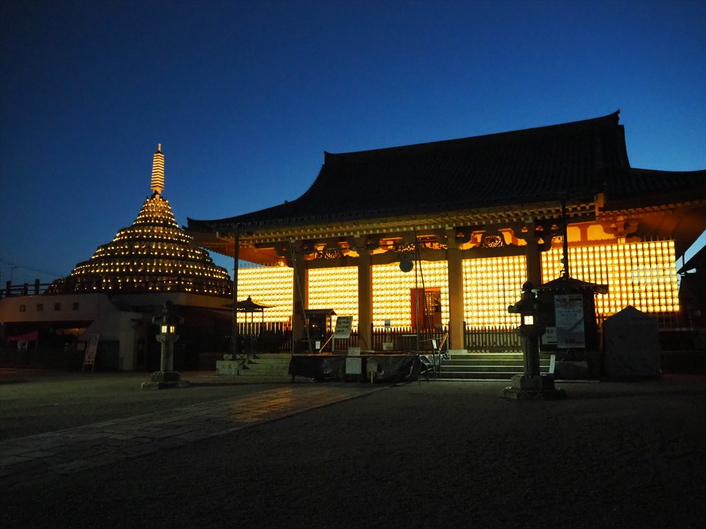壬生寺　万灯供養会　本堂を飾る灯籠