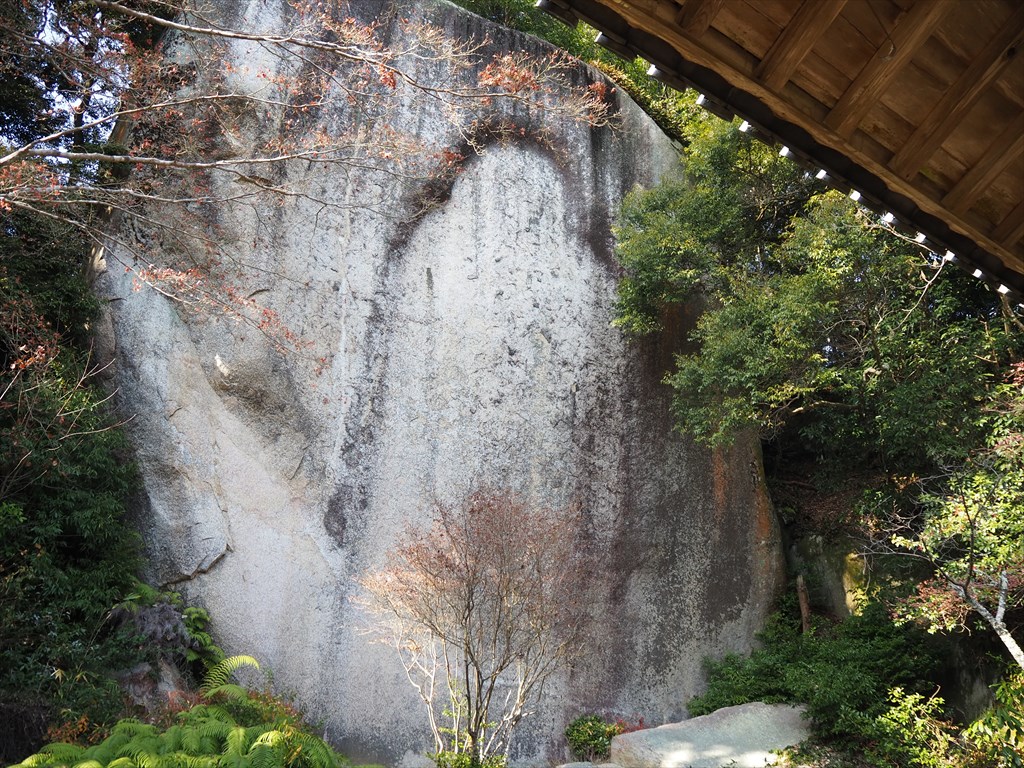 巨岩と磨崖仏、絶景の笠置寺
