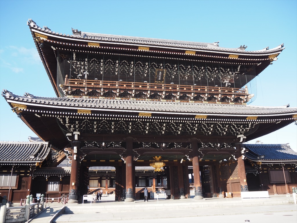 東本願寺　巨大建築が建ち並ぶ境内