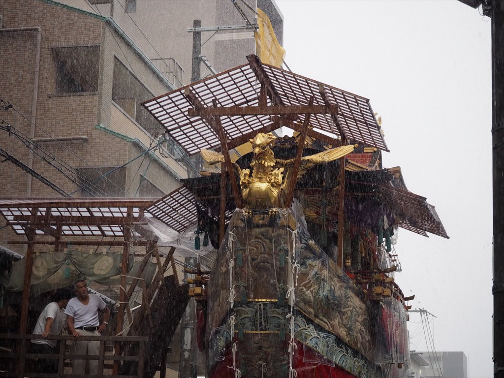 祇園祭　巡行出発前の山鉾