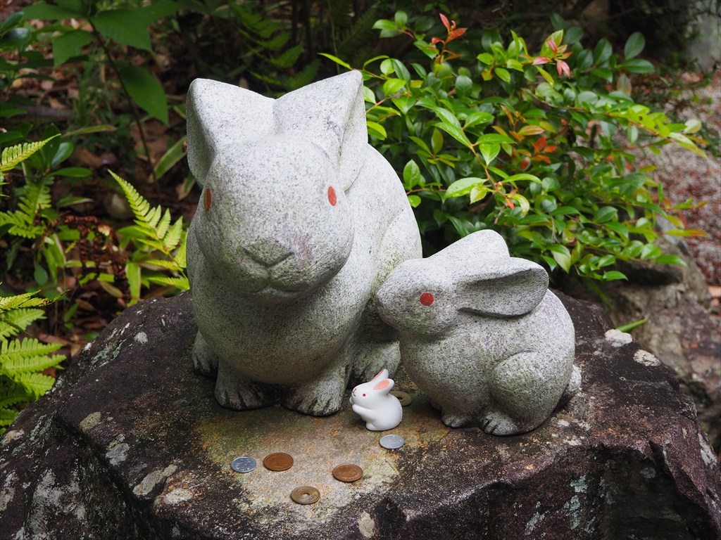 兎像が並ぶ岡崎神社
